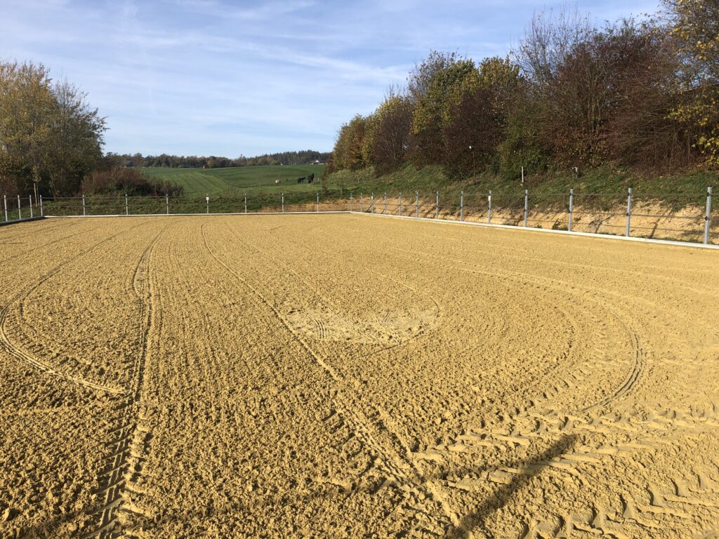 Der Reitplatz unterhalb des Pferdestalls.